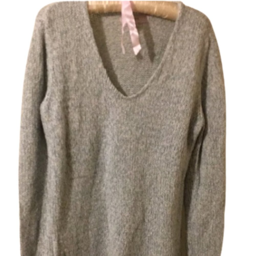 Loft women’s cozy v neck sweater size m EUC